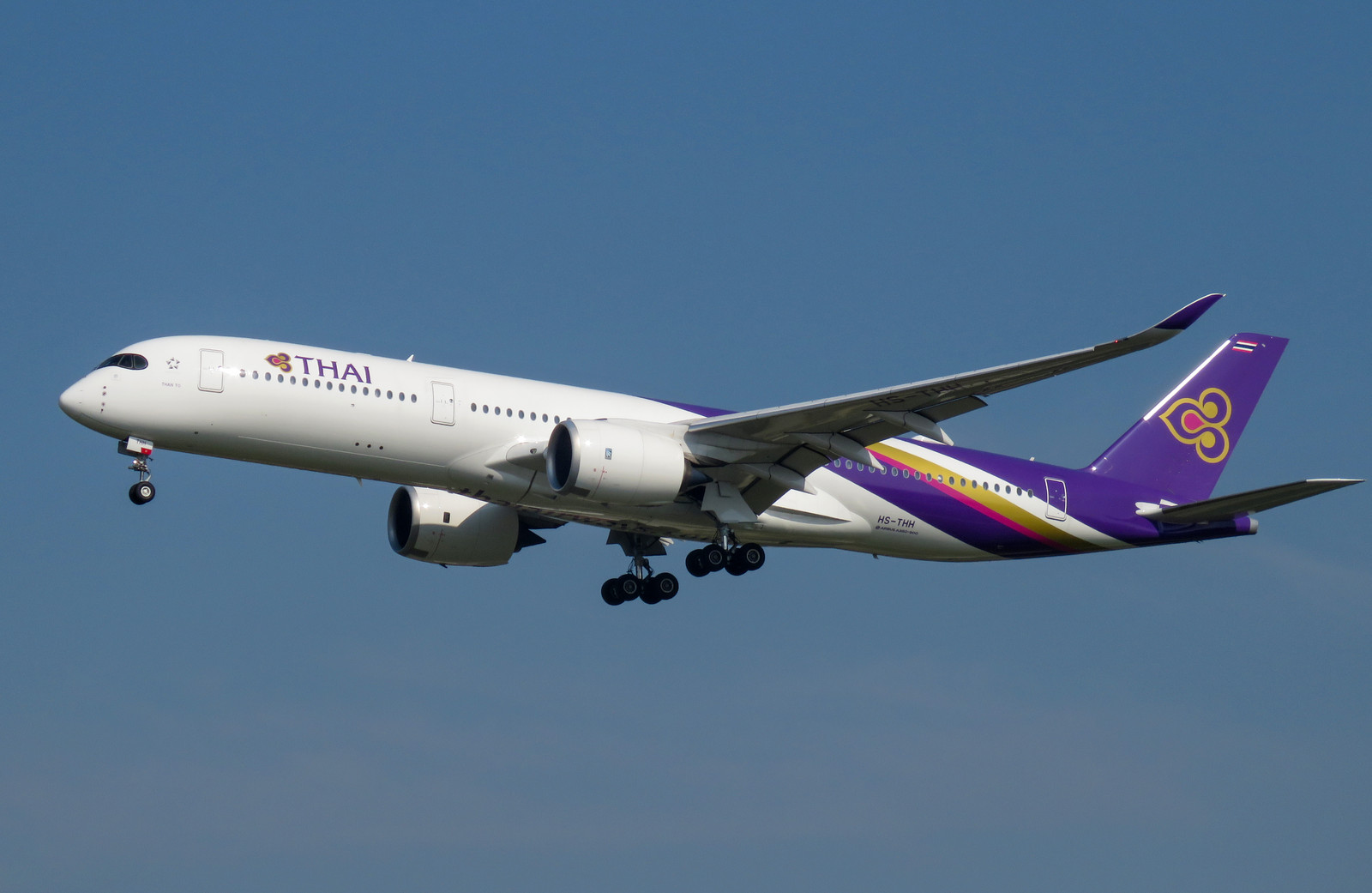 Thai Airways Passenger Says $3,500 Was Stolen From Overhead Bin — Believes He Was Drugged And Crew Was In On It