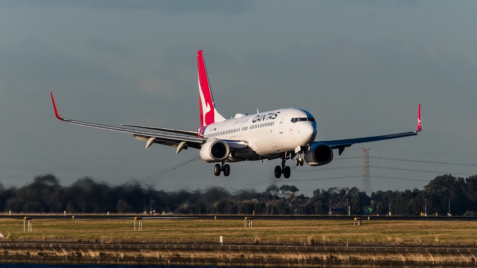 "Sounded Like Gunshots": Qantas Boeing 737 Diverts After Engine Flames Over Queenstown