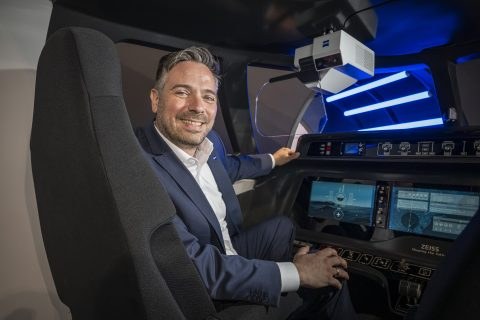 Zeiss debuts smaller, lighter HUD system for business and commercial aircraft
