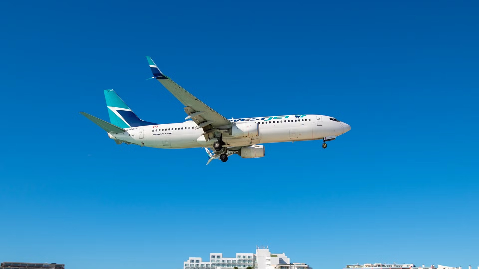 WestJet Captain Calls Out Seattle Airport After 737 Burns 800 Lbs Of Fuel Just To Reach The Runway