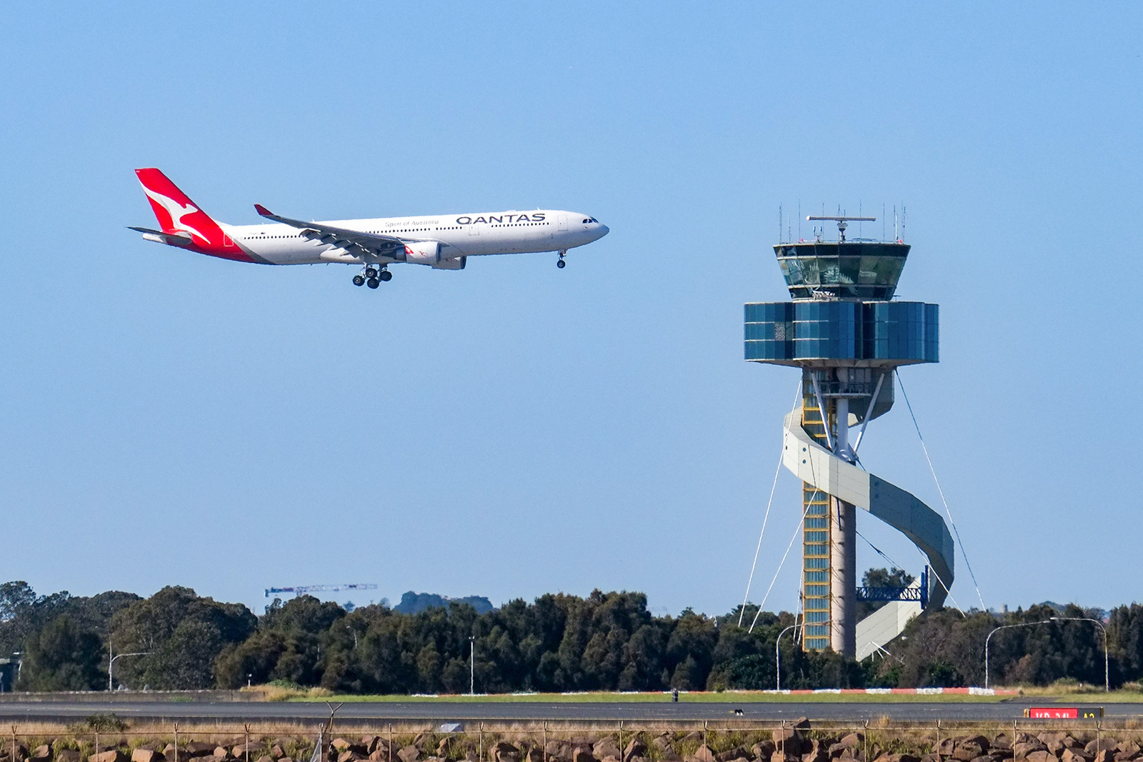 Panel to examine ATC challenges after near-misses at Sydney airport