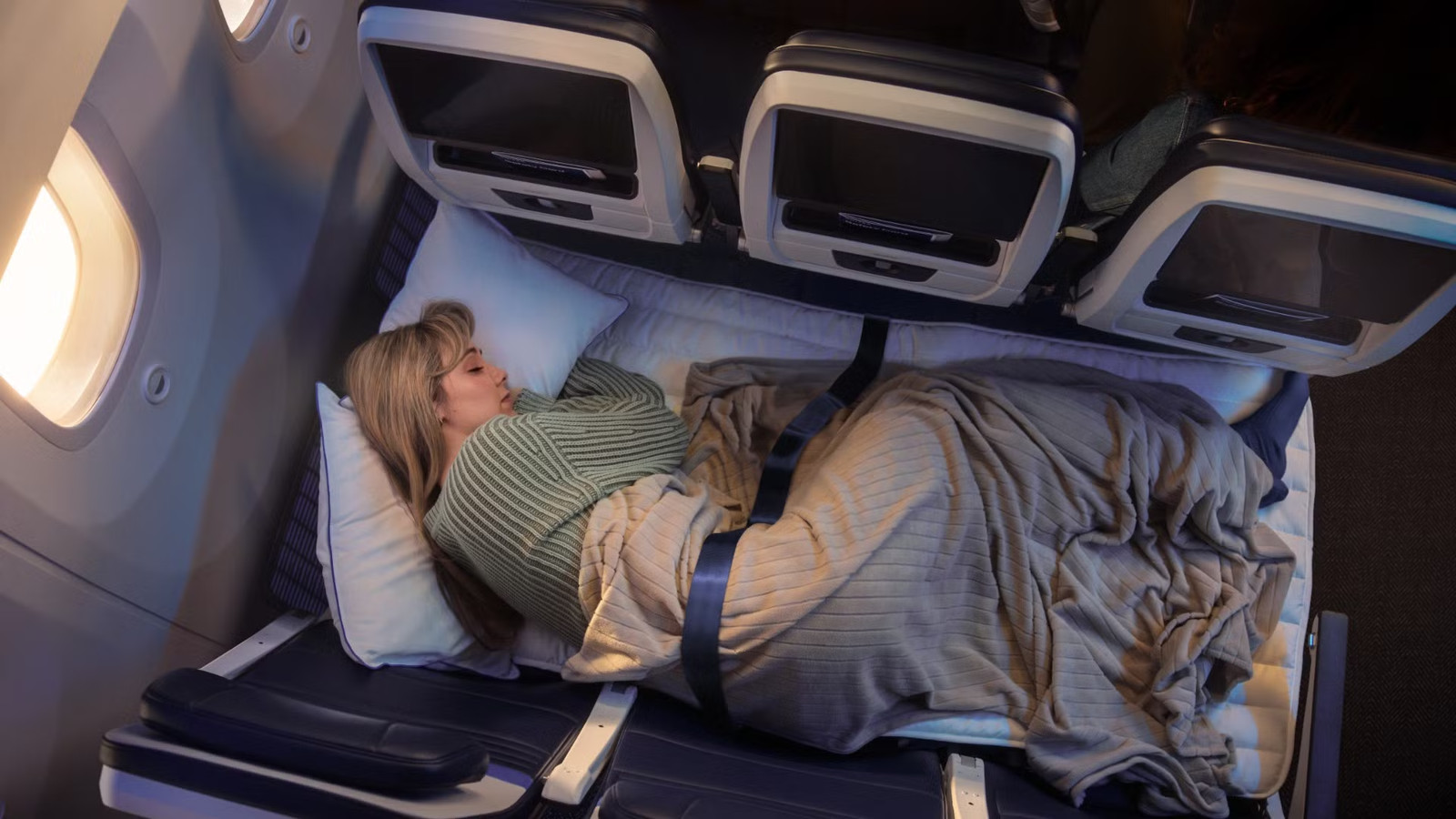 “A Wonderful Reimagining”: Plus-Size Passenger Praises United Airlines For New Economy Beds