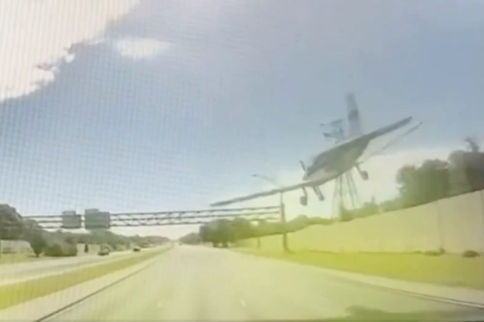 Video: Piper barely misses highway sign during emergency landing in Florida