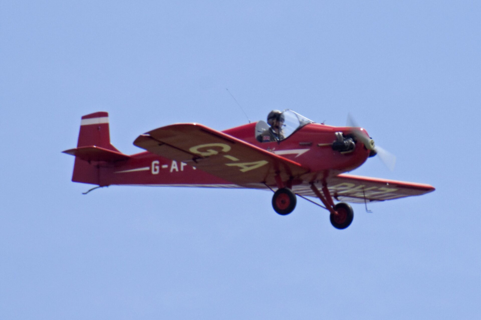 Druine Turbulent pilot seriously injured during display at historic UK aerodrome