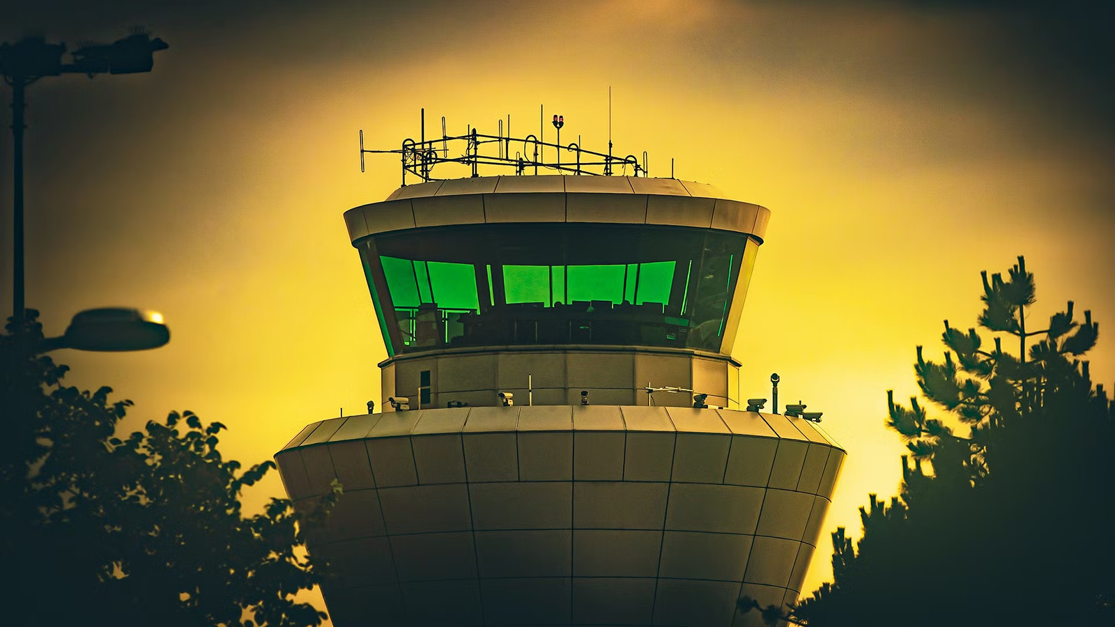 A Look At The Salaries Of Air Traffic Controllers In 2026