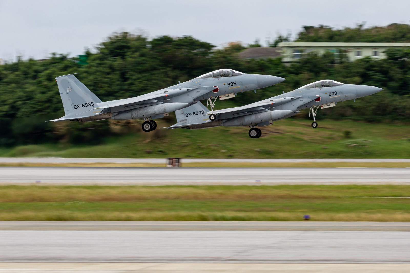 Japanese F-15 suffers landing gear collapse during landing in Okinawa