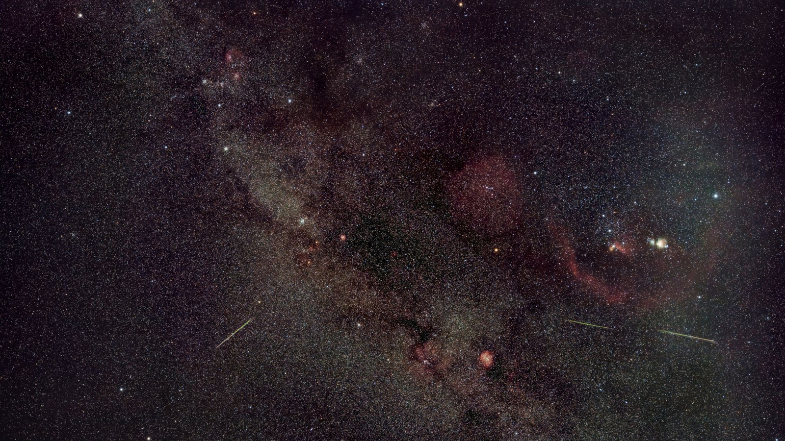 Halley's Comet dazzles from afar in spectacular astrophoto of Orionid meteor shower
