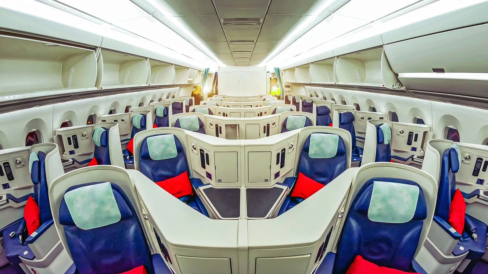 5 Things Passengers Don't Know About Booking Widebody Lie-Flat Seats On Domestic US Flights