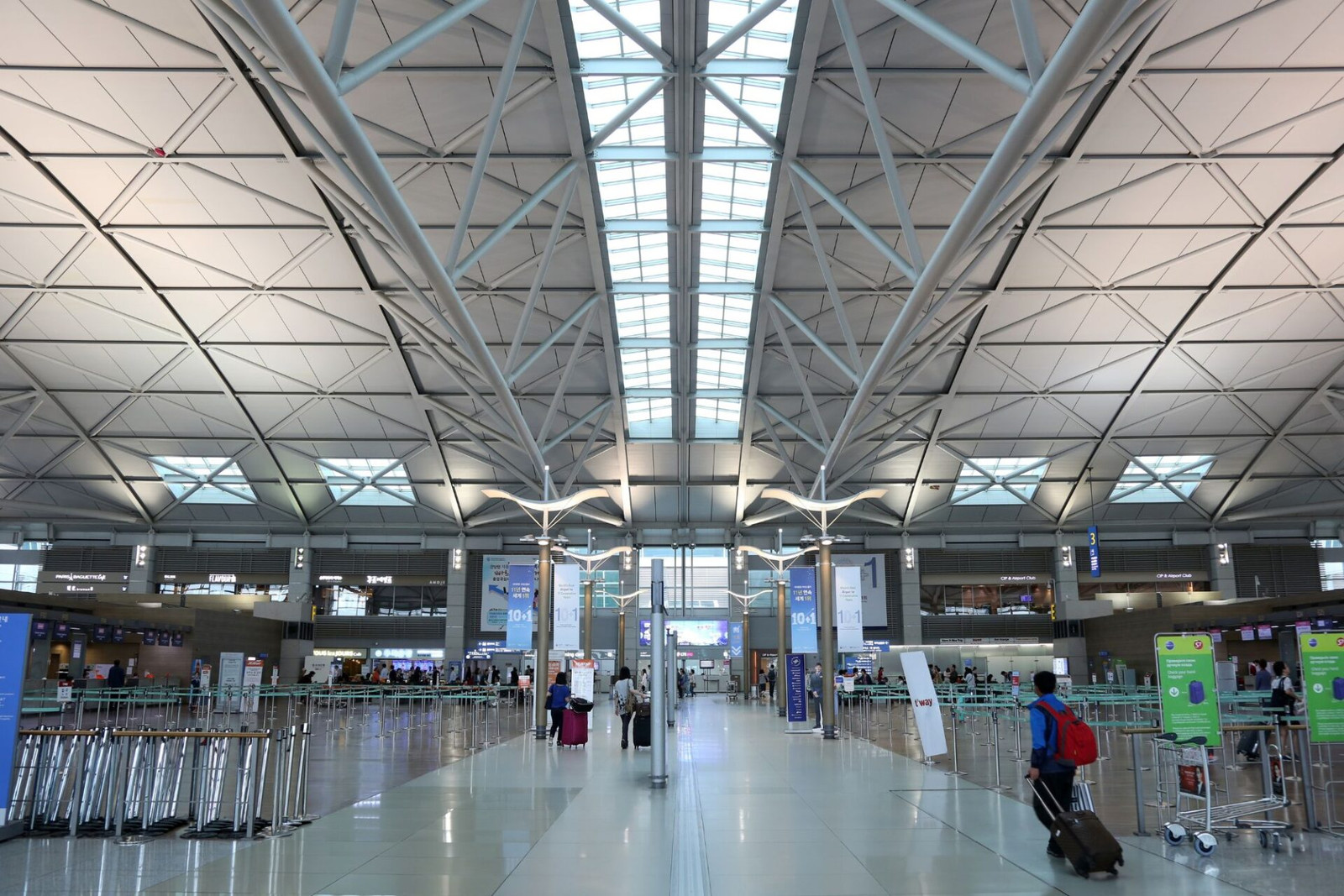 Incheon Airport installs fence after queue-jumping incidents go viral