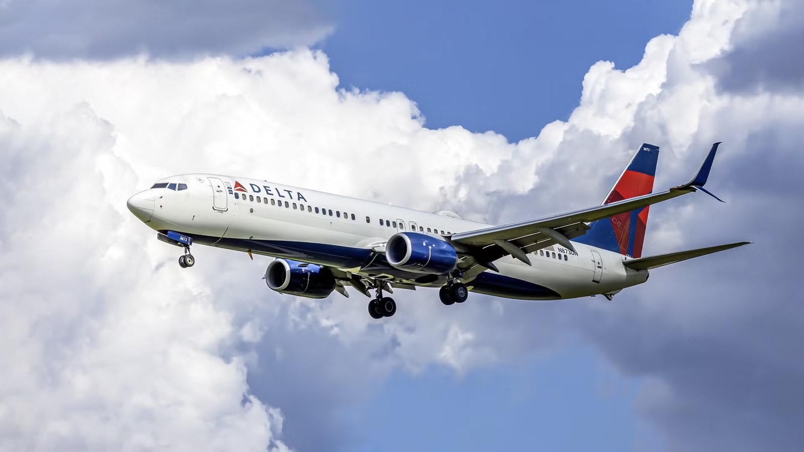 Delta Air Lines Pilot Hit With False “Rocket Launcher” Threat During LaGuardia Approach
