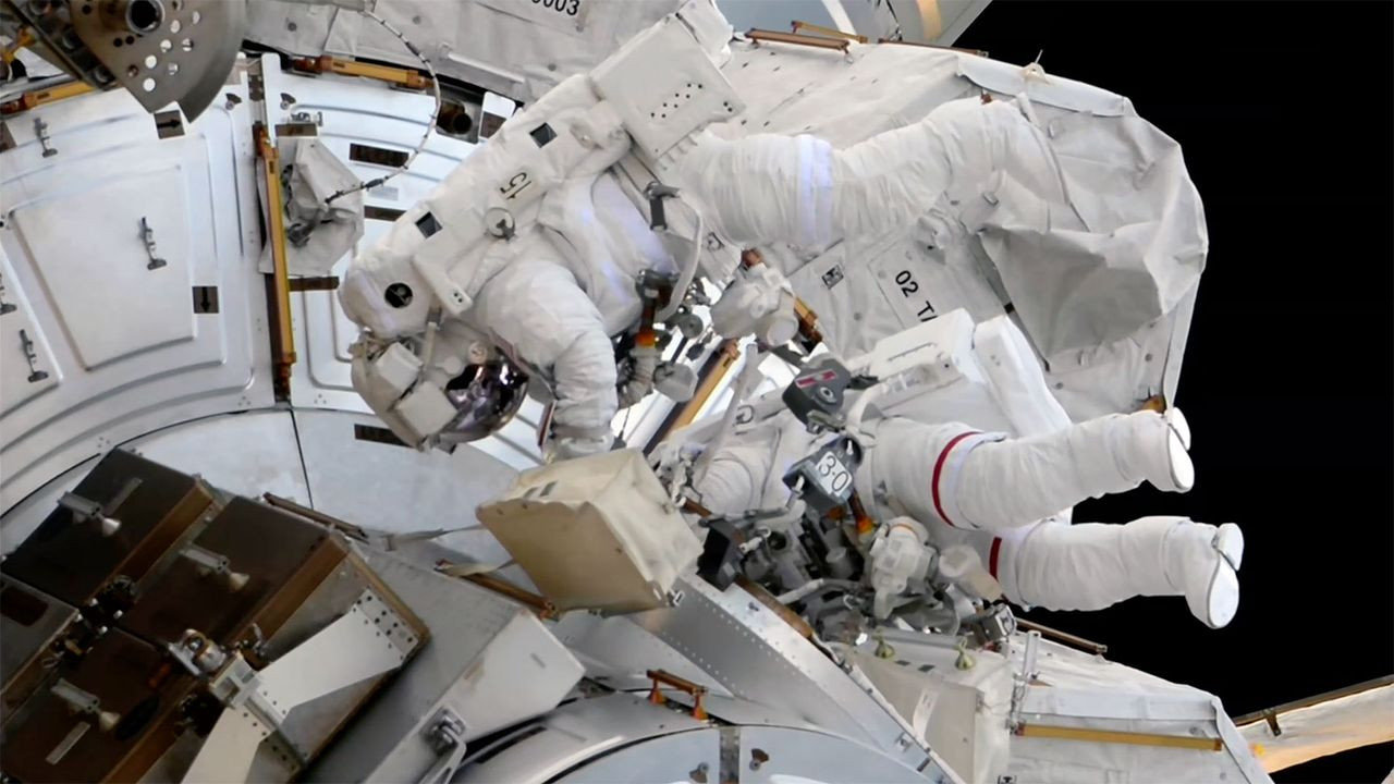 Two astronauts replace ISS camera and docking aid on 6th-ever all-female spacewalk (video)