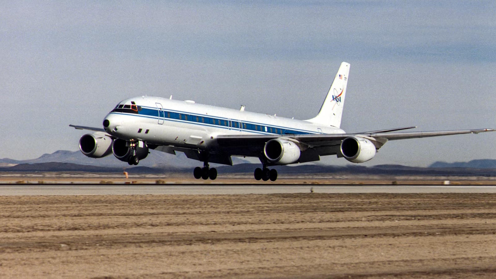 Why The Douglas DC-8 Outlasted The Boeing 707 By Decades