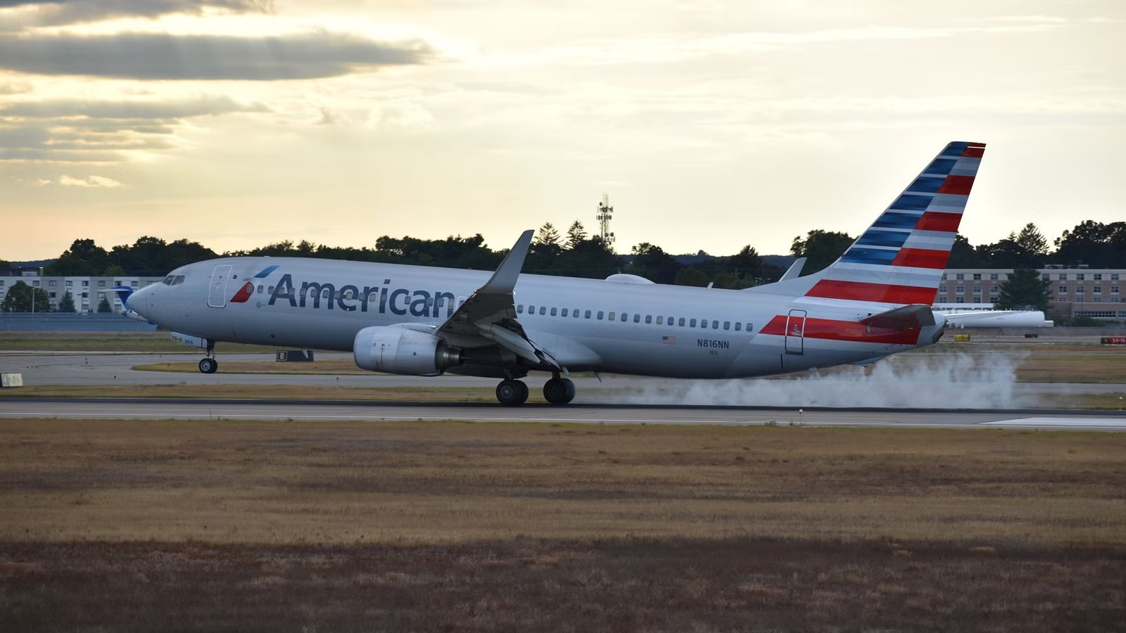 Not Again: American Airlines Boeing 737-800 Tire Bursts At Chicago O’Hare After Landing