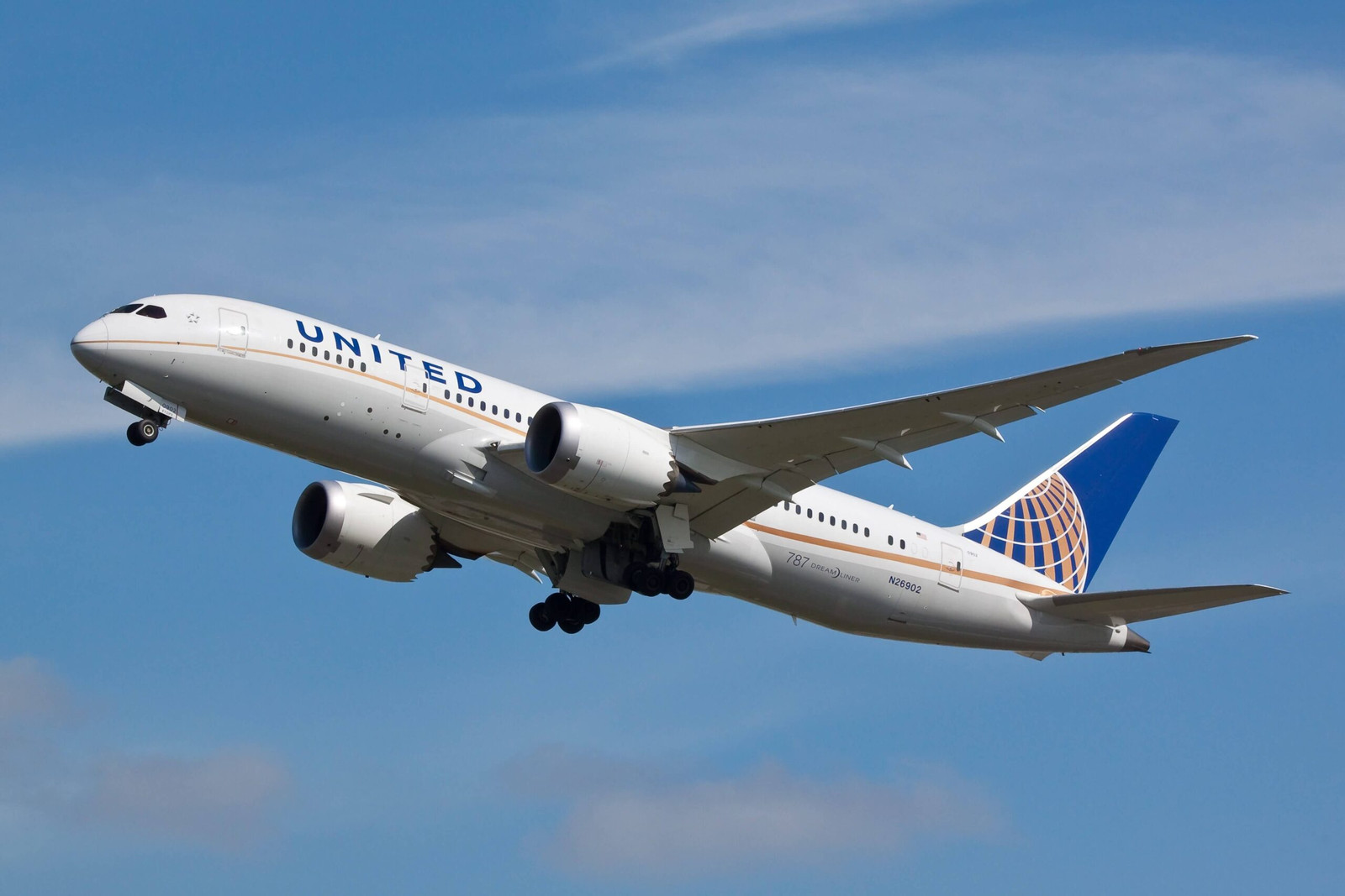 United 787 flight to Munich diverts to Boston after cockpit windshield cracks