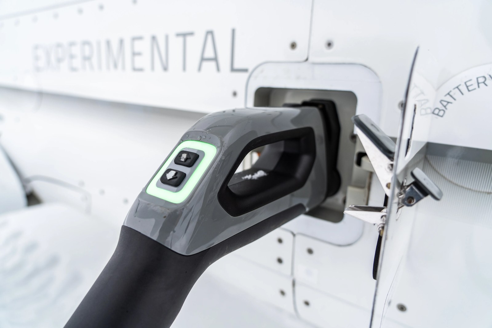 Air Taxi Firms Plan Tesla-Like Network of Electric Aircraft Chargers