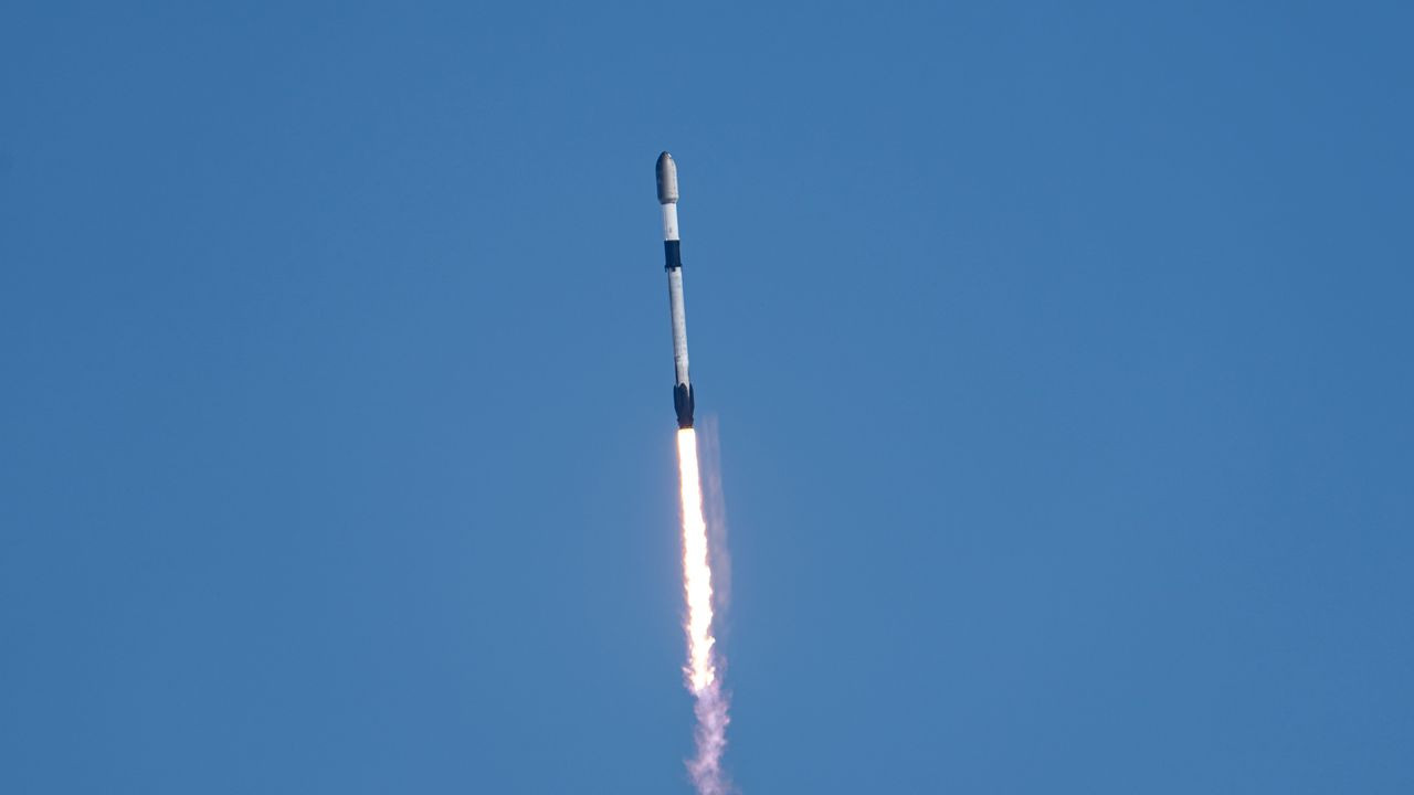 SpaceX launches 24 Starlink satellites to orbit from California (video)