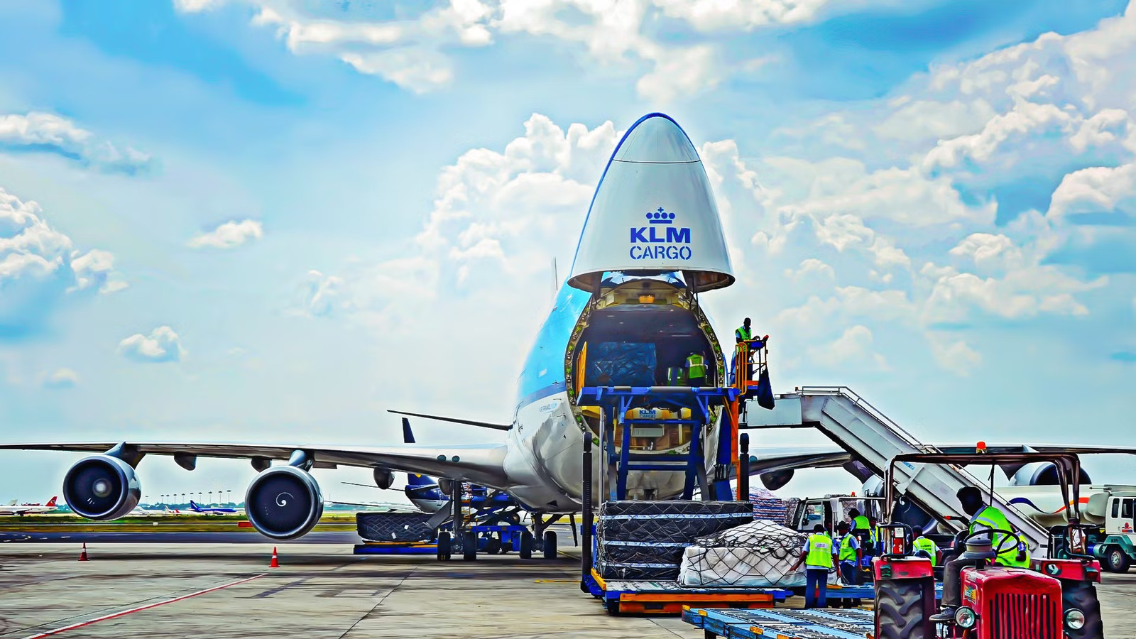 Why No Aircraft Boeing Or Airbus Is Building Can Replace The 747-400F's Nose Door
