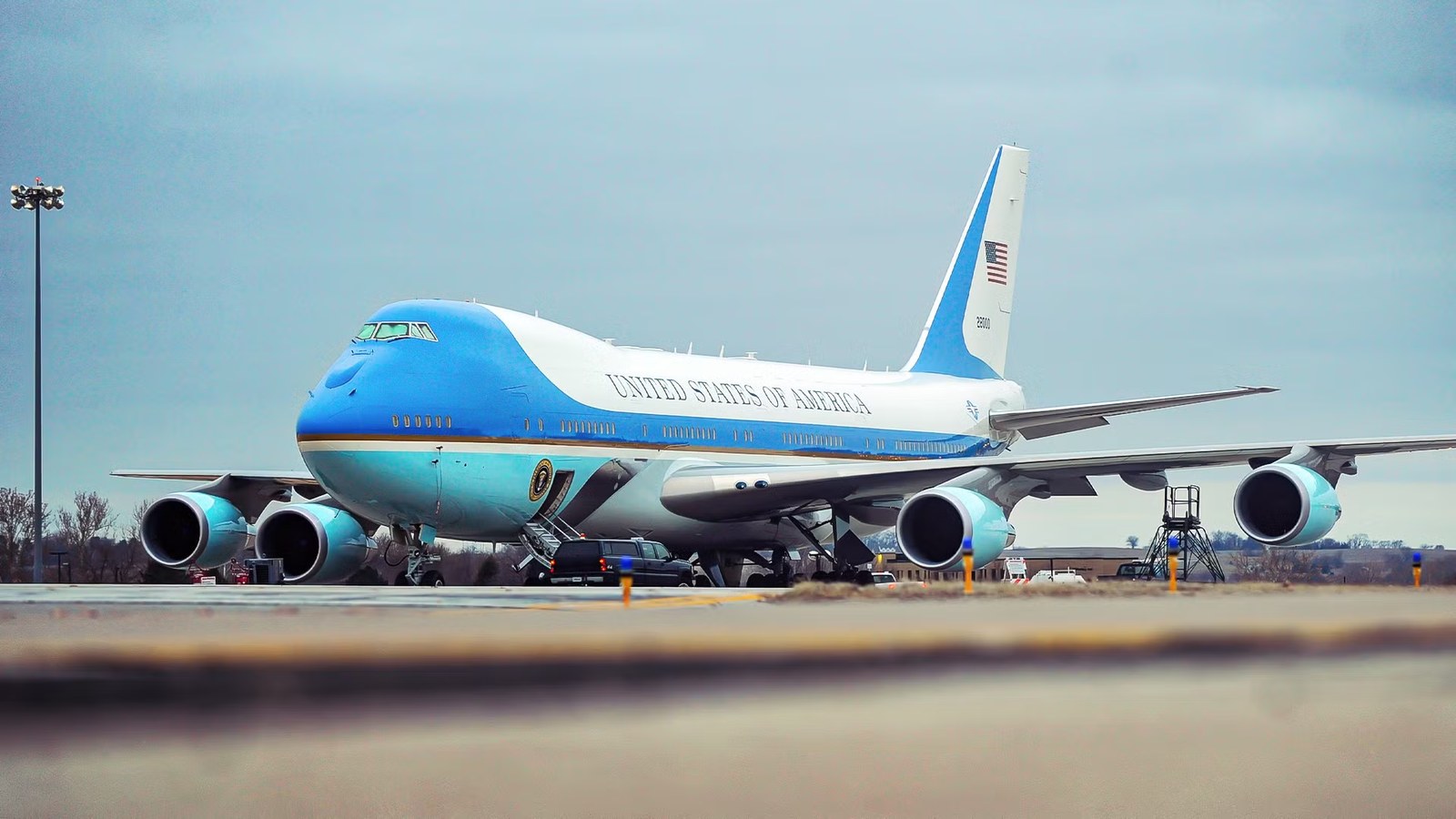 Is It True That Air Force One Pilots Earn Around $215K While Big 3 Widebody Captains Clear $480K?