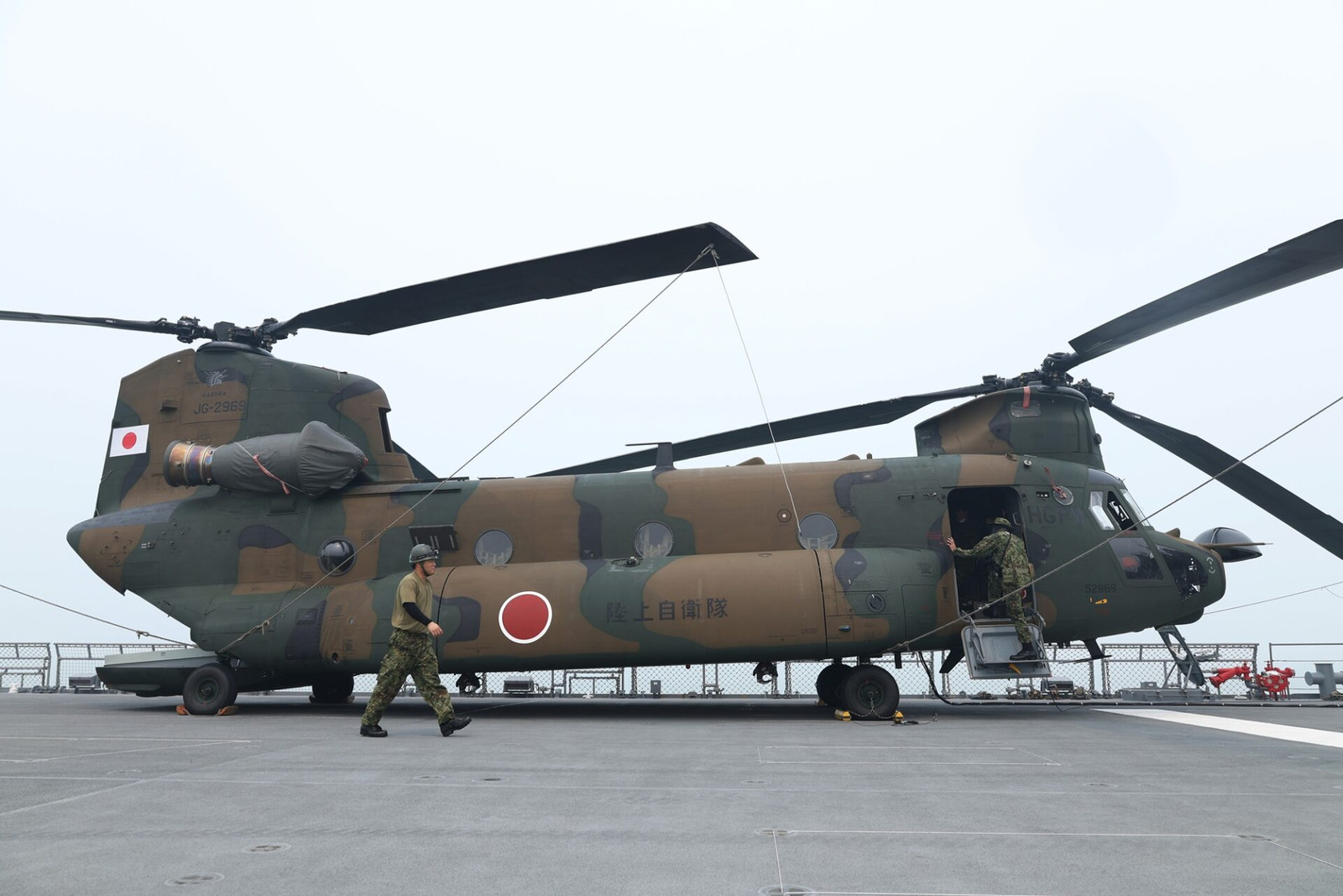 Japan operates Chinook from landing ship to fight Indonesia wildfires