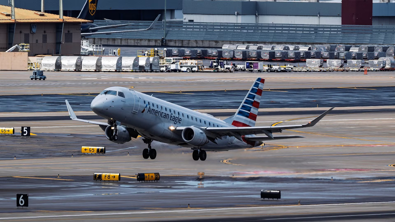 800 Feet Apart: American Airlines 737 & E175 Nearly Collide At Washington Reagan