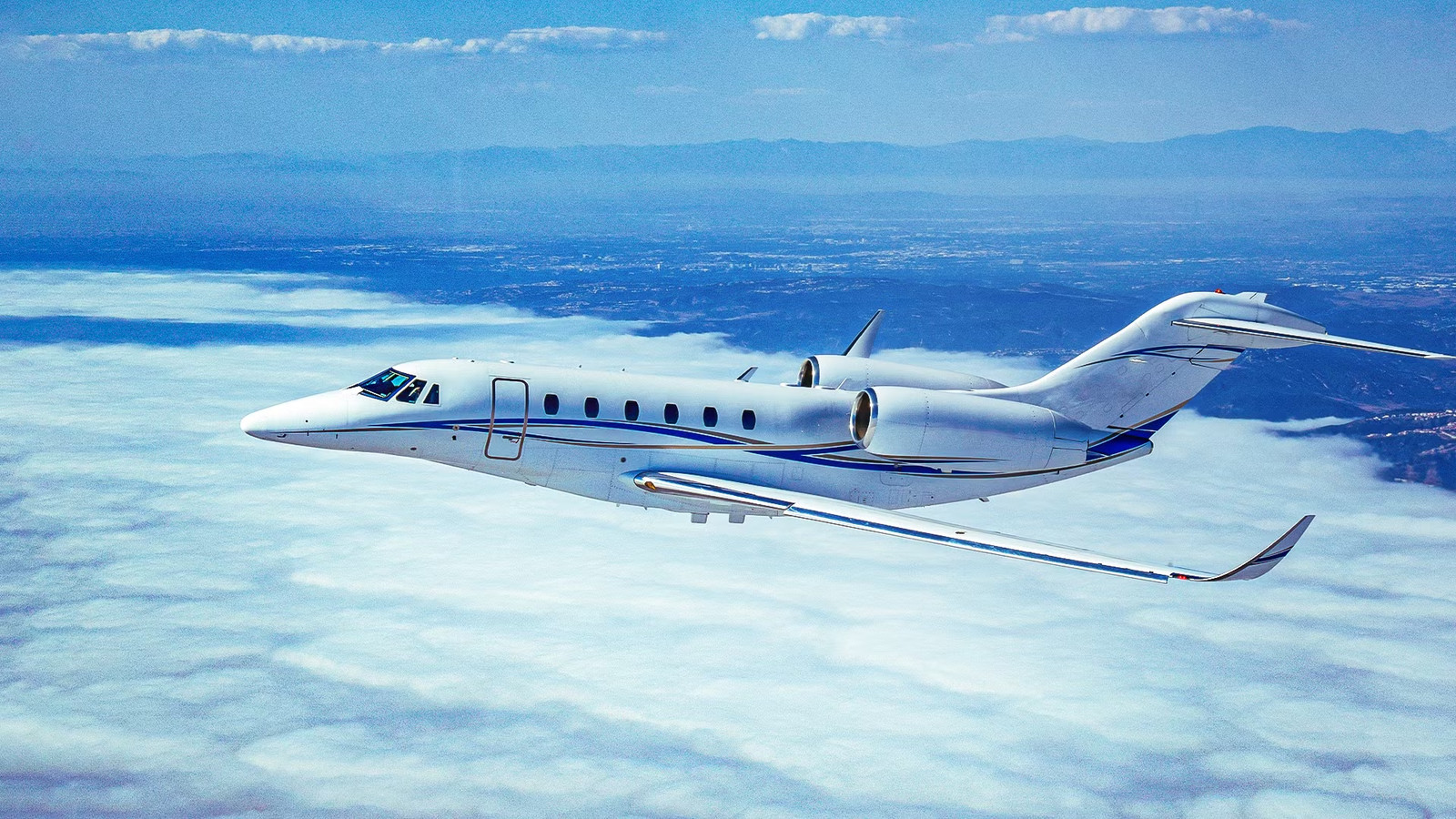 Half The Weight Of A Boeing 737 MAX: How Private Jets Outclimb Airliners