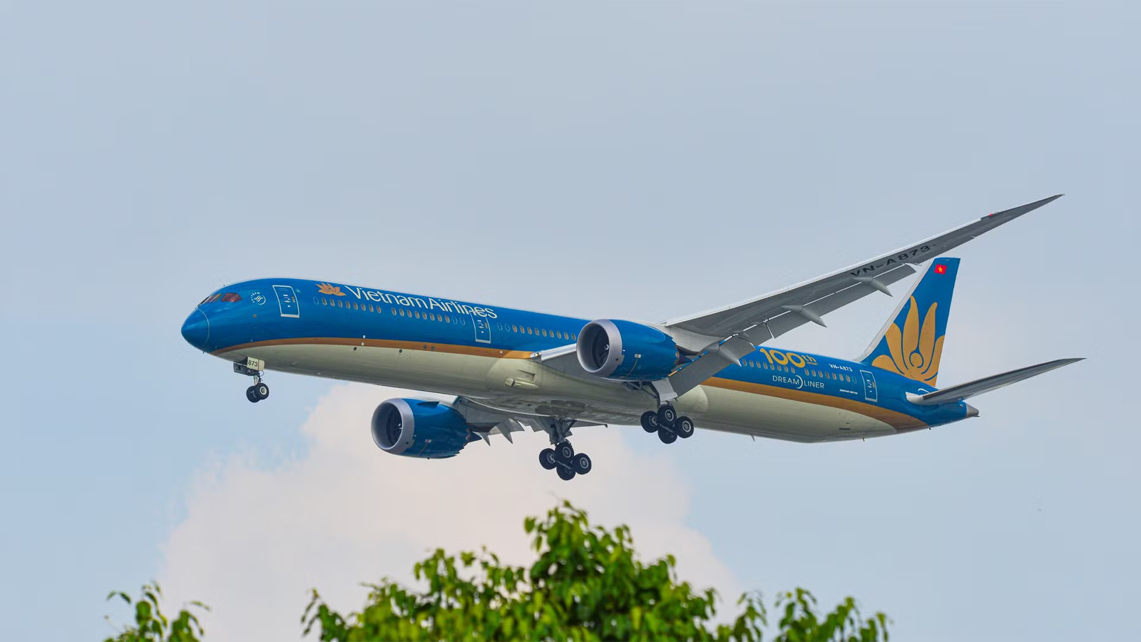 Why Does The Boeing 787-10 Dreamliner Have Fewer Wheels Than The Airbus A350-1000?