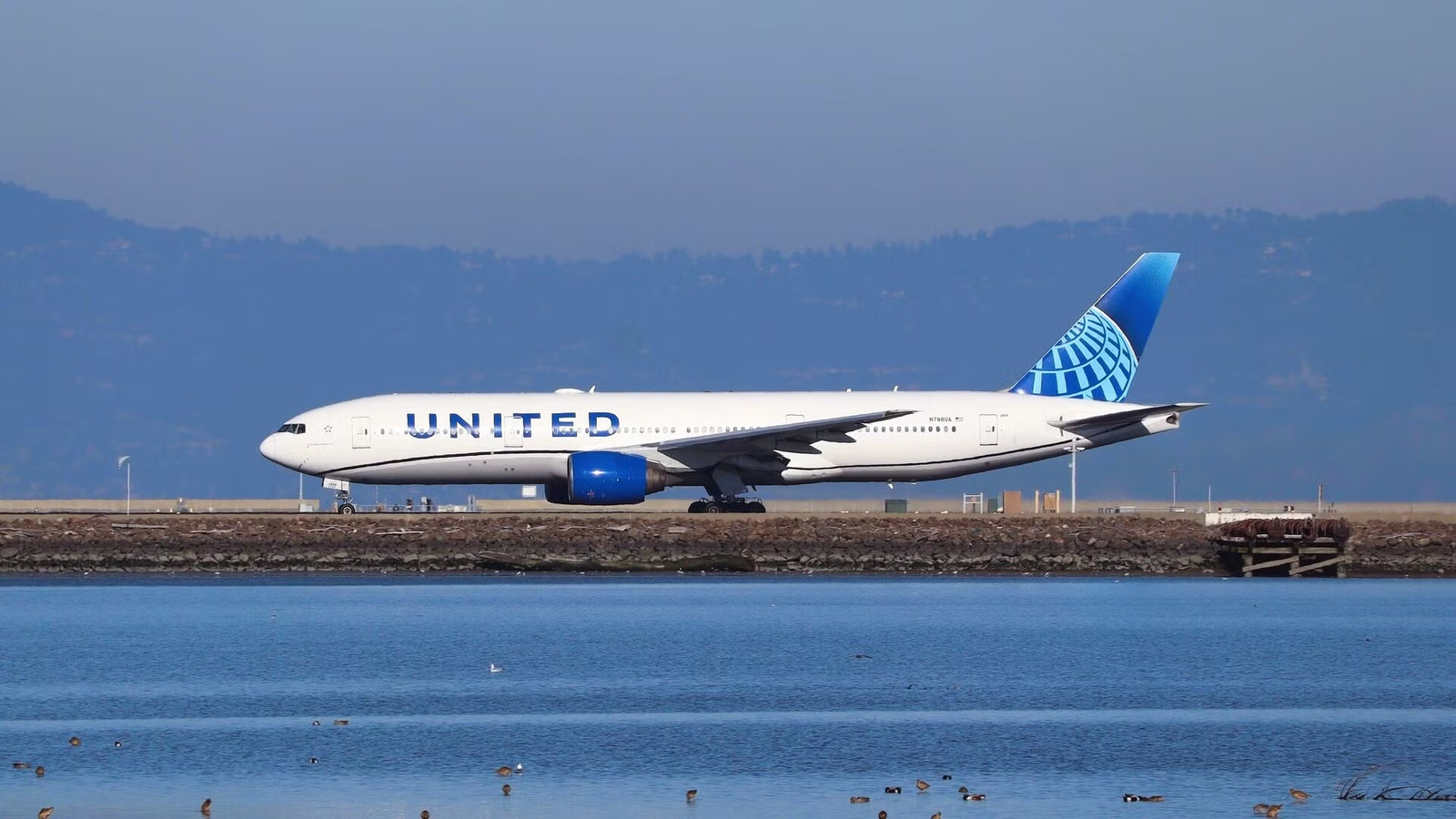 United Airlines Boeing 777 Returns To San Francisco After Engine Troubles