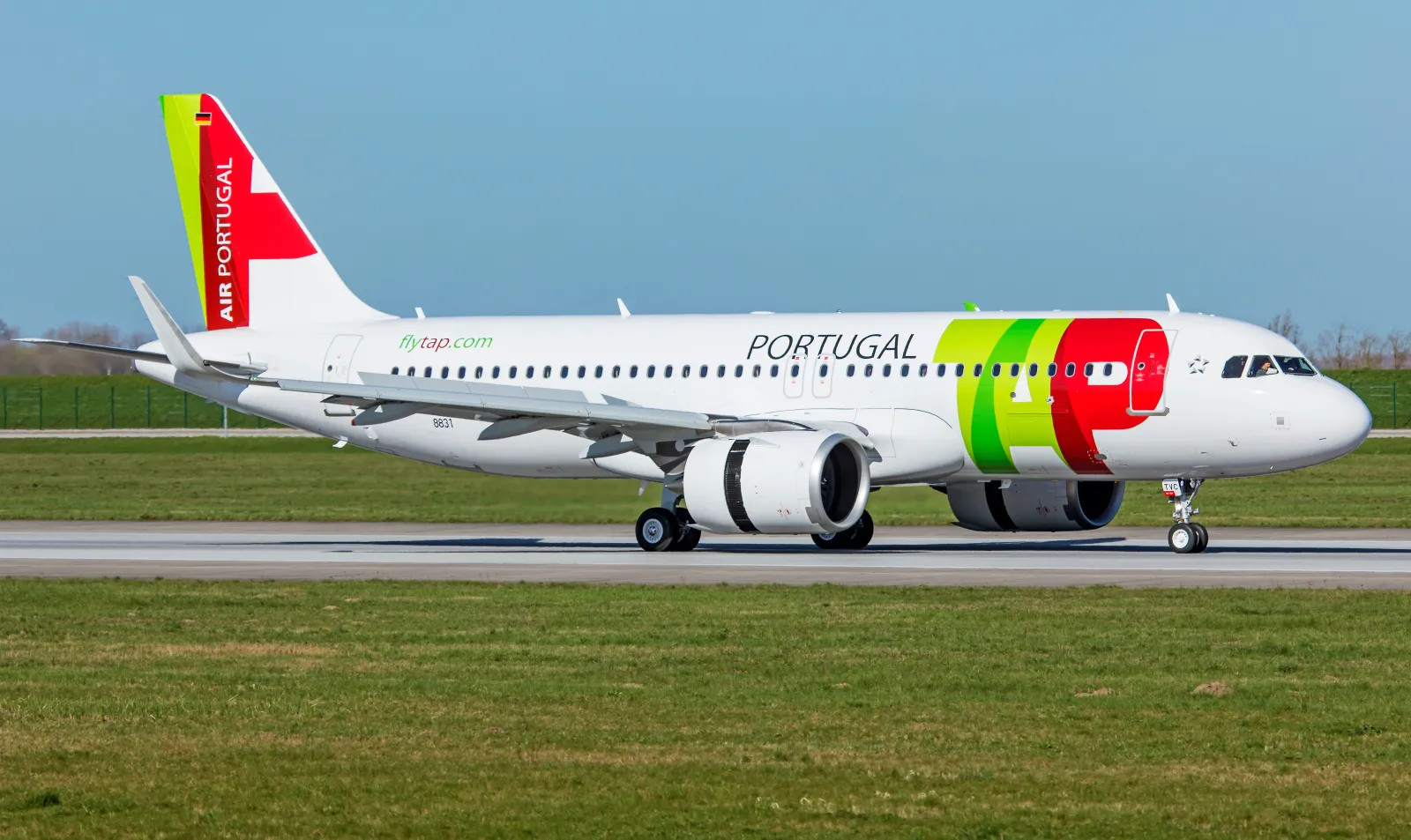 Lufthansa Group, Air France-KLM Submit Bids for Minority Stake in TAP Air Portugal