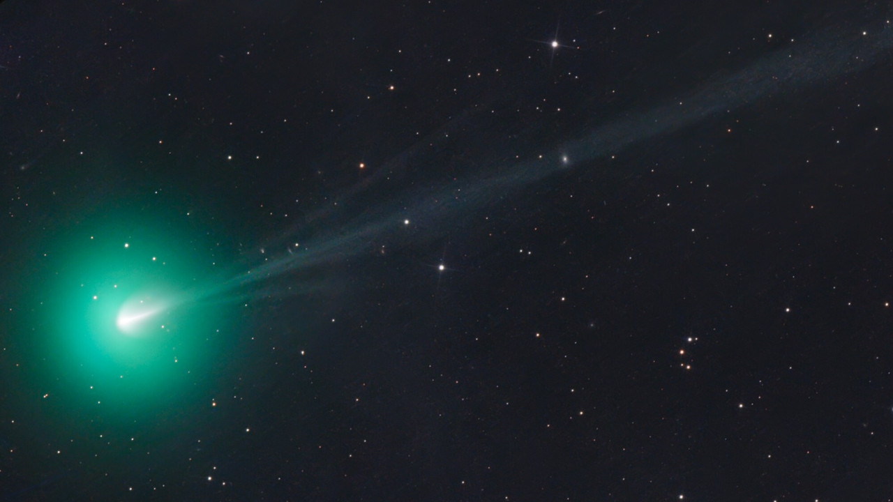 Green comet caught soaring over Namibia | Space photo of the day for Aug. 12, 2026
