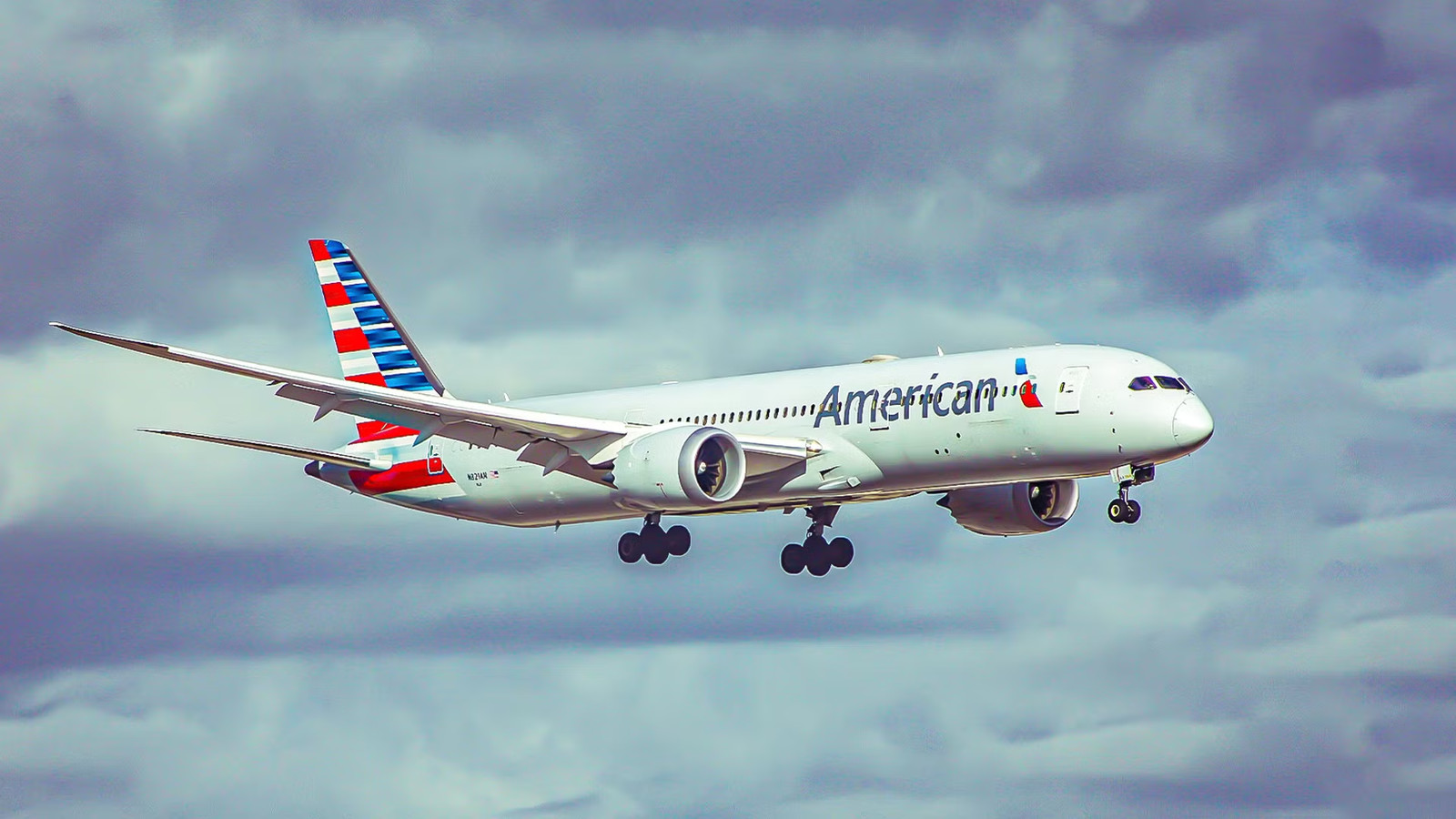 American Airlines Blames Odor As 787 Diverts To Dublin With 6 Of 9 Cabin Crew Ill
