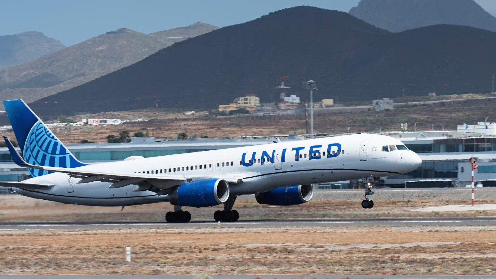 United Flight Changes Aircraft & Diverts Twice Flying Los Angeles To New York
