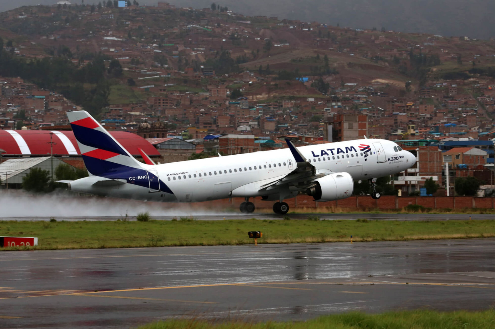 Engine fire forces emergency evacuation of a LATAM A320 in Lima