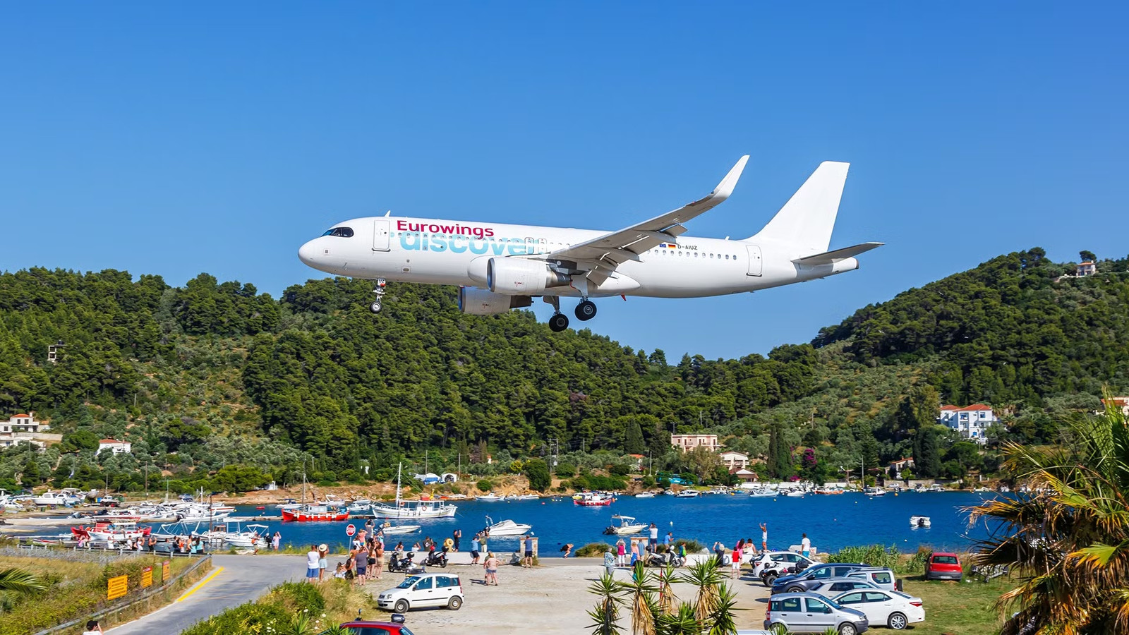 2 Tourists Seriously Injured By Jetblast At Skiathos' Famous Plane-Spotting Beach