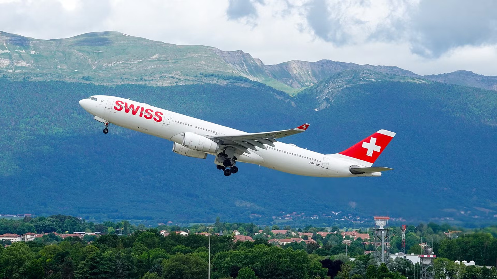 New York Bound SWISS A330 Diverts To Bangor After Smoke Engulfs Business Class Cabin