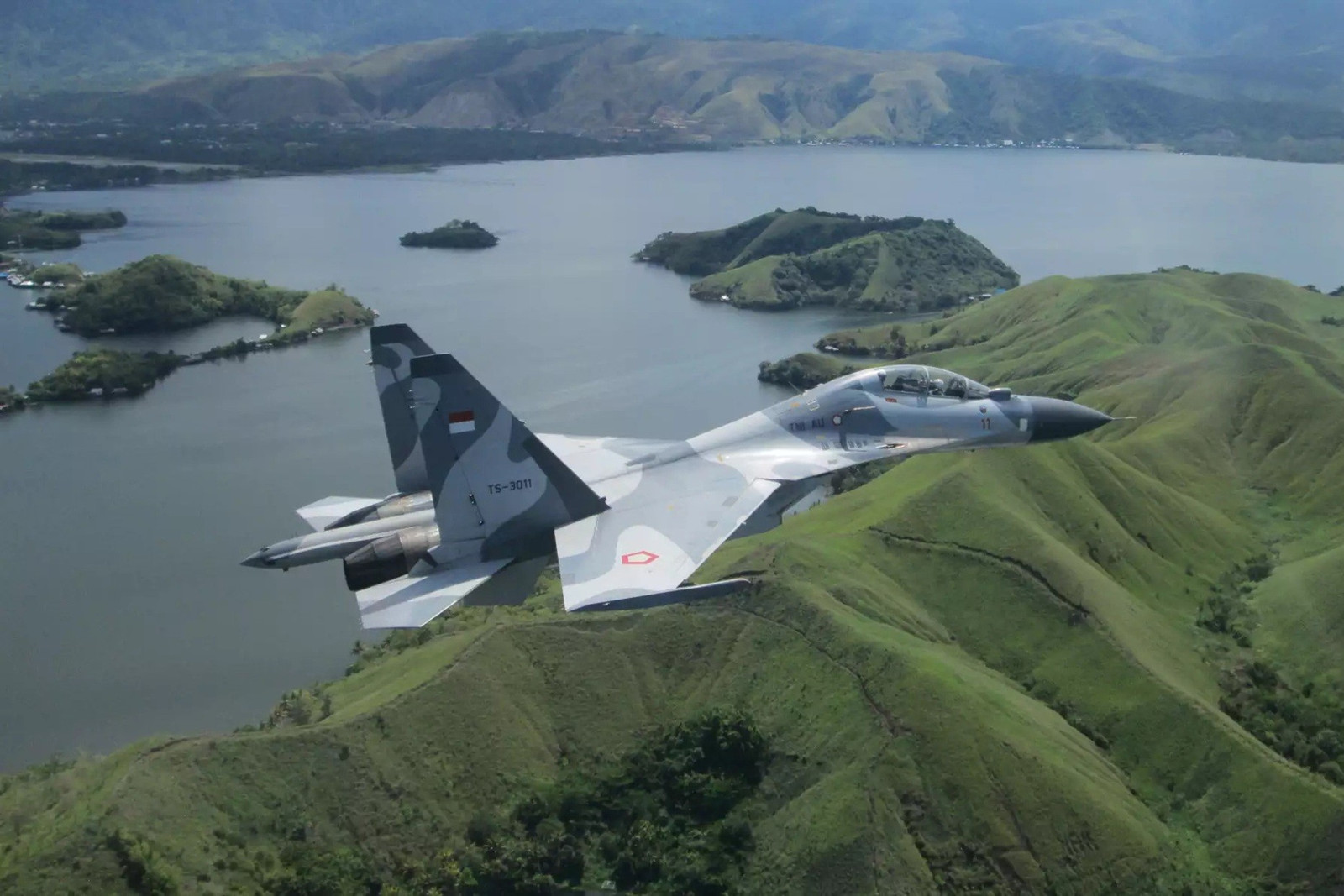 Indonesian Air Force Sukhoi Su-30 runs off runway at Makassar airport