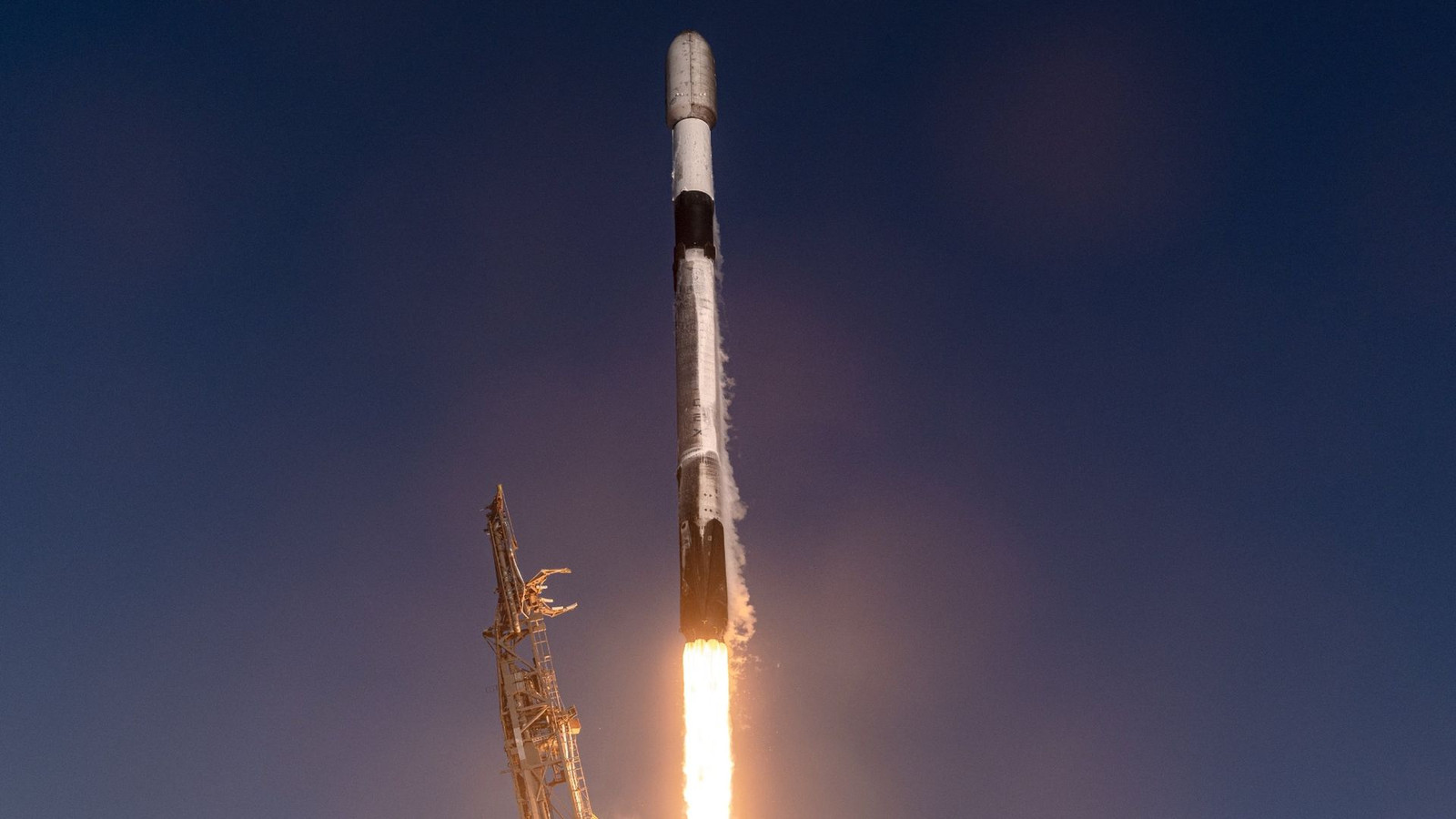 SpaceX launches Falcon 9 Starlink mission for 1st time in more than 3 weeks (photos)