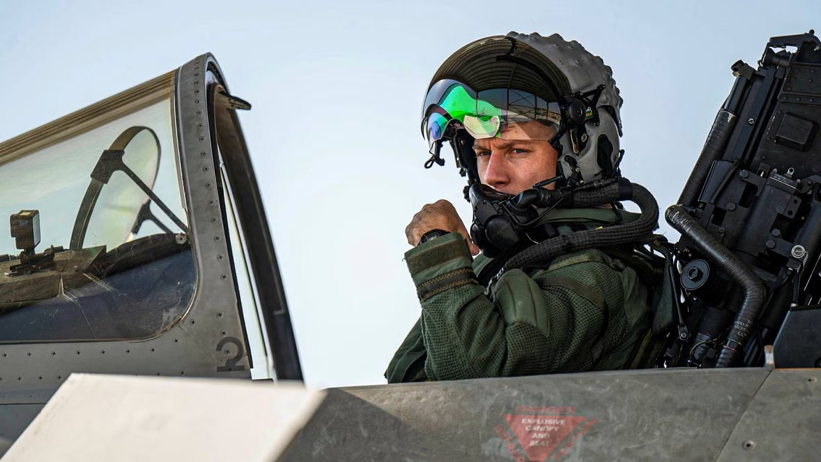 How Fighter Pilots Stay Alert During 10-Hour Combat Missions Without Sleeping