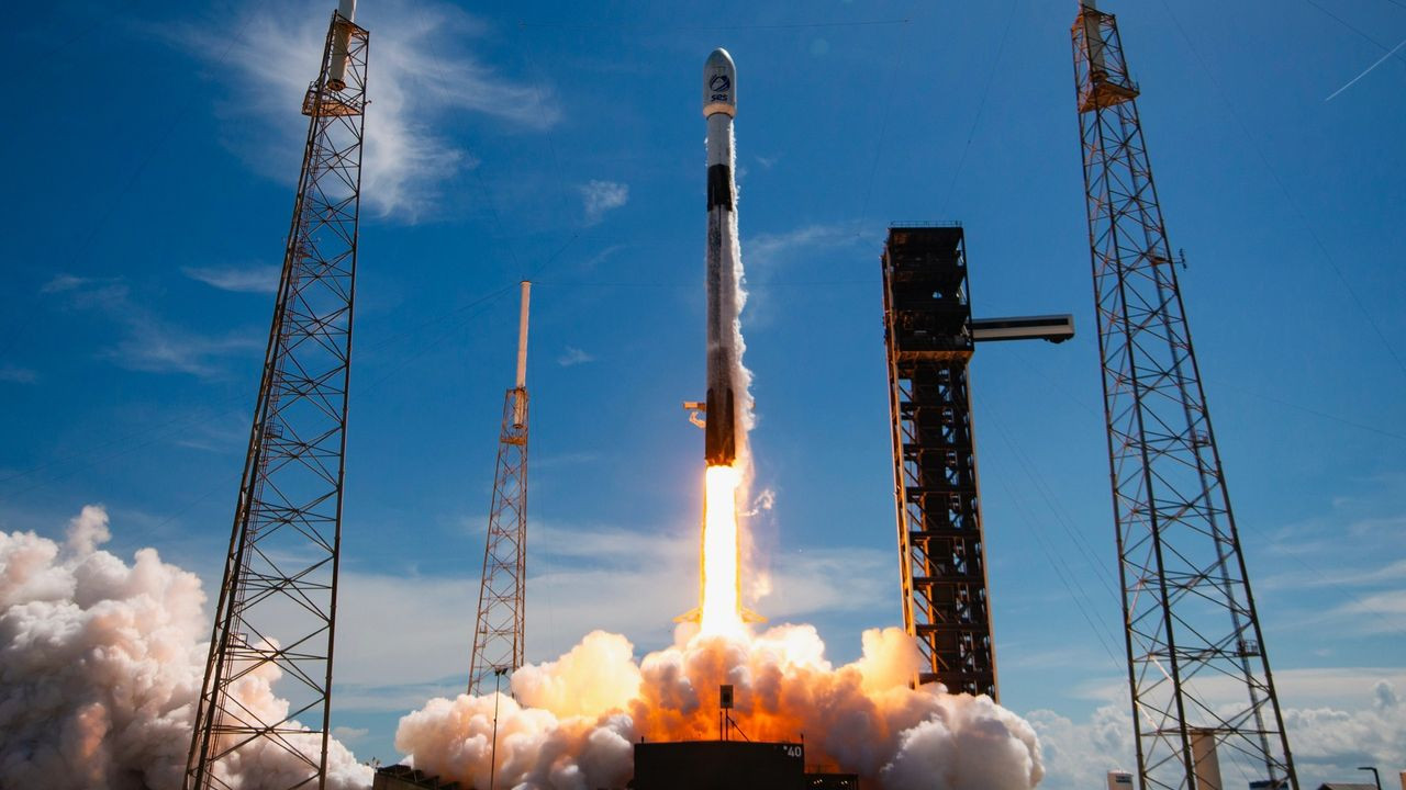 SpaceX launches 3 telecom satellites to orbit on 700th Falcon mission of all time (video)