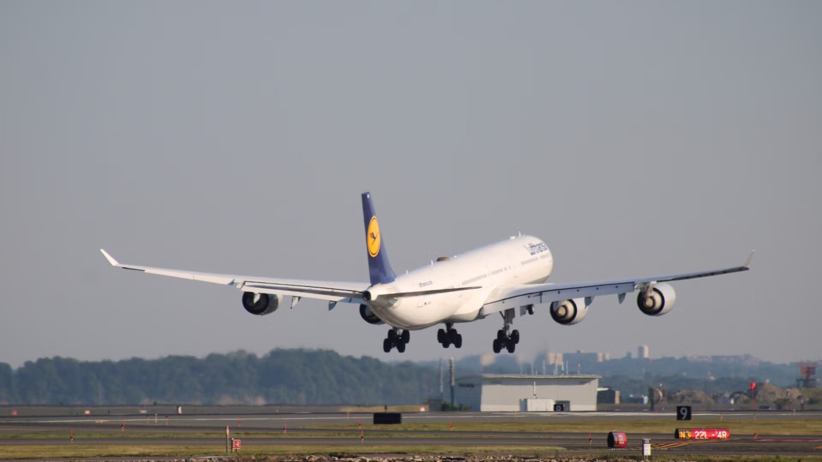 Live: Washington Bound Lufthansa A340-600 Diverts Squawking 7700