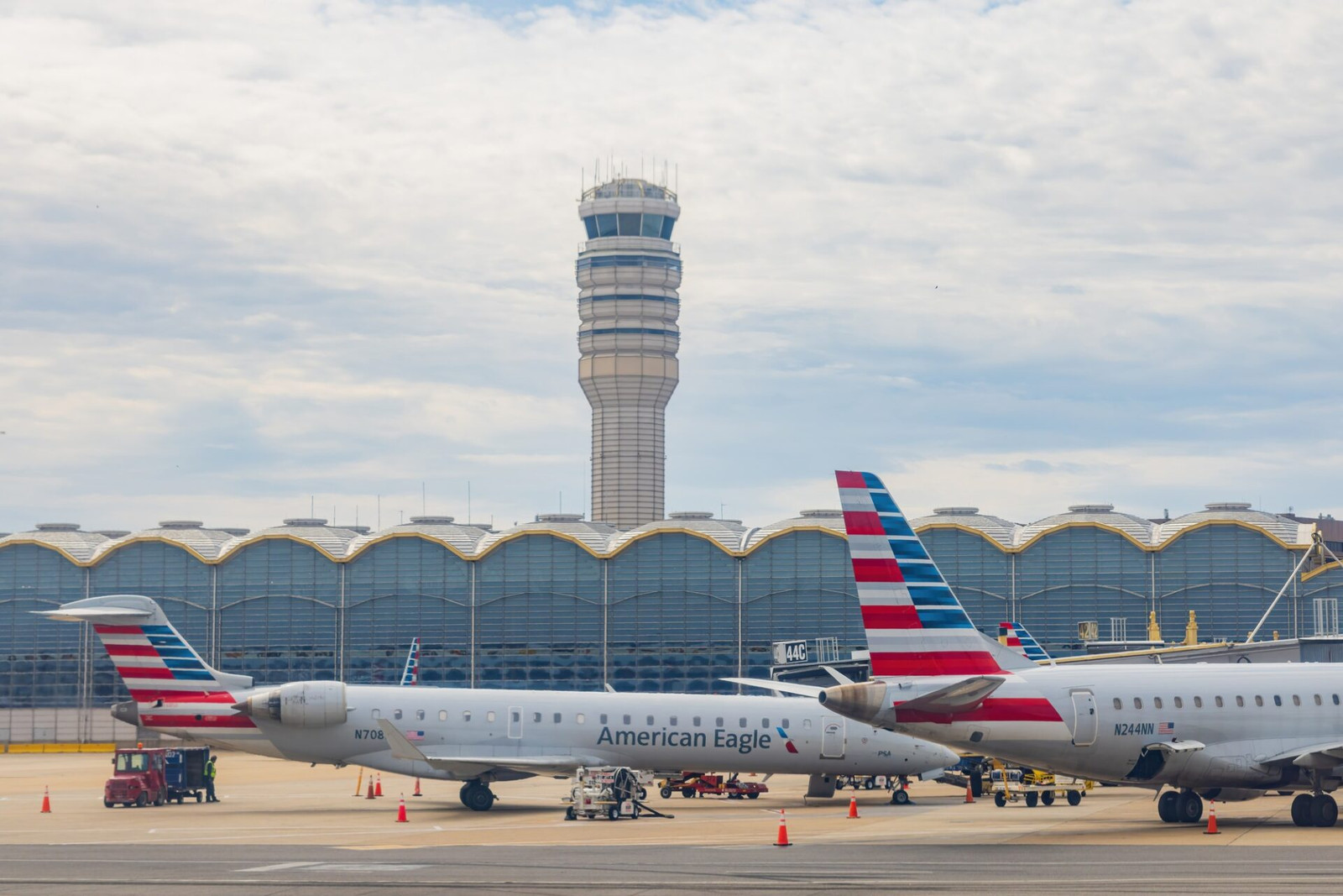 US lawmakers urge FAA to pause AI traffic tool at Washington-area airports
