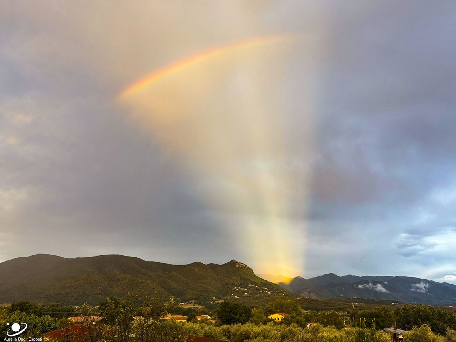 APOD: 2026 October 20 – An Anticrepuscular Rainbow Fan