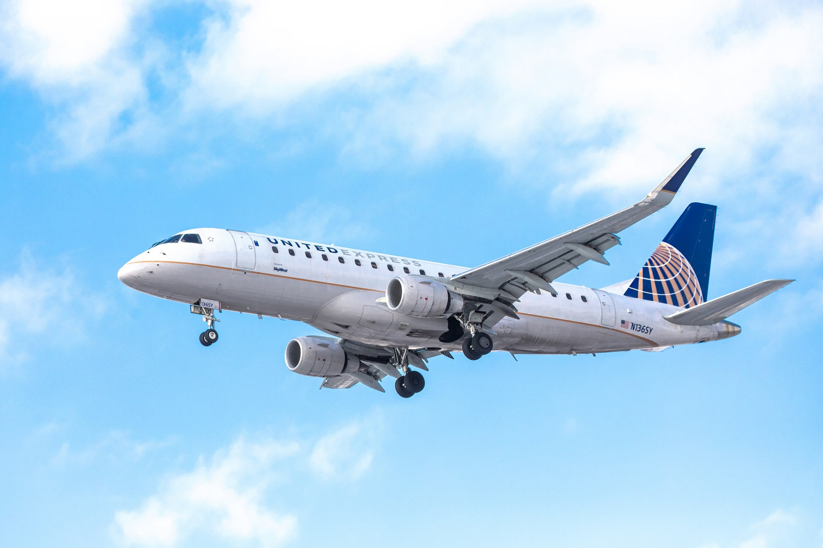 United Express jet returns to Houston after windshield shatters into cockpit