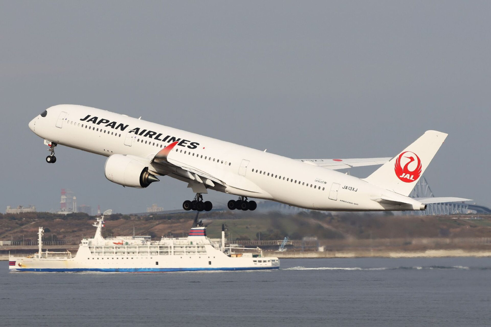 Japan Airlines joins pilot test to capture CO2 directly from seawater