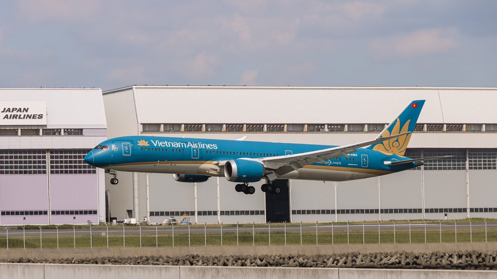 Vietnam Airlines Boeing 787 Damaged After Taking Off Dangerously Late From Munich
