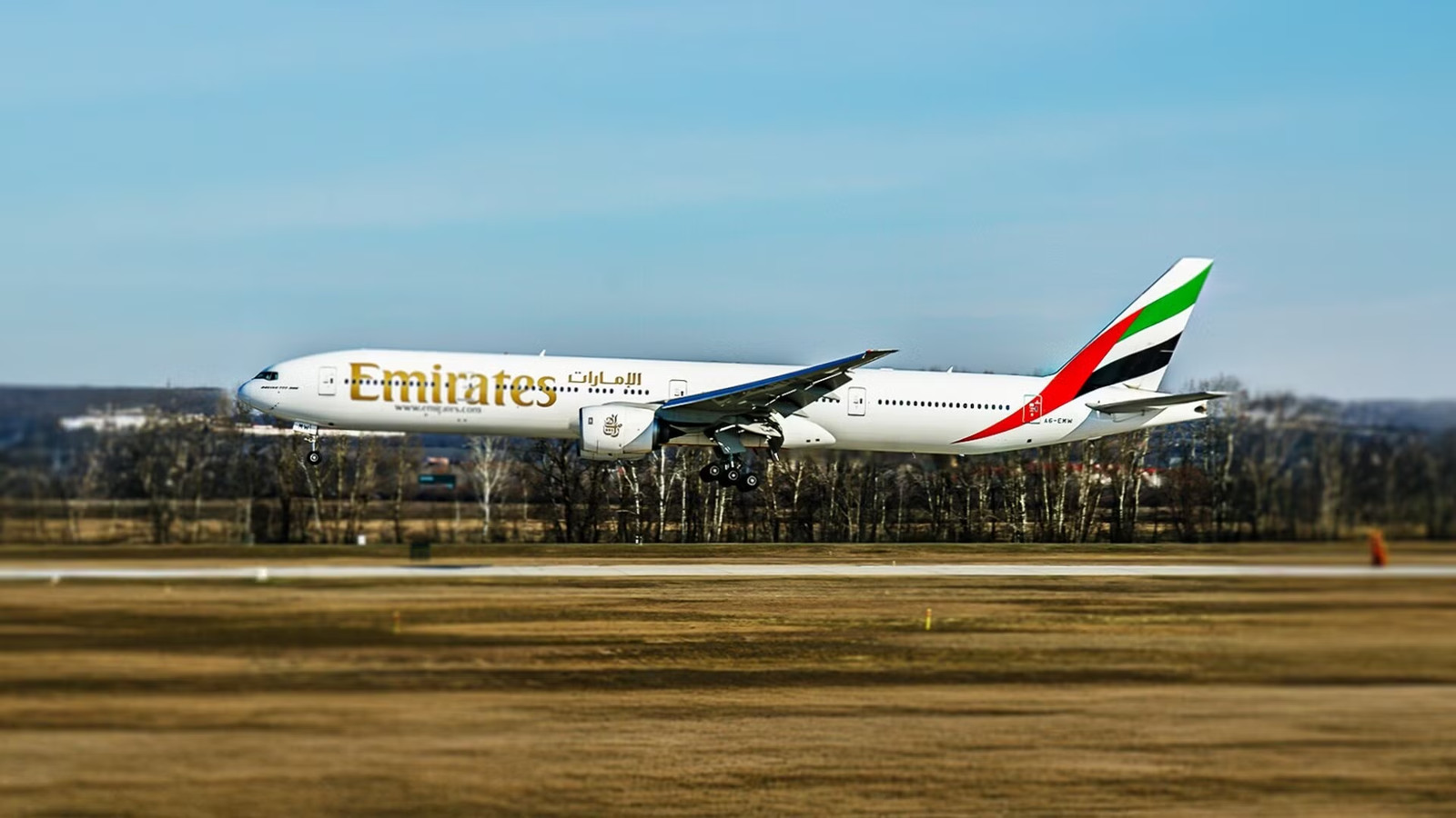 10 Years After Emirates Flight 521: Passengers Are Still Risking Their Lives To Save Bags
