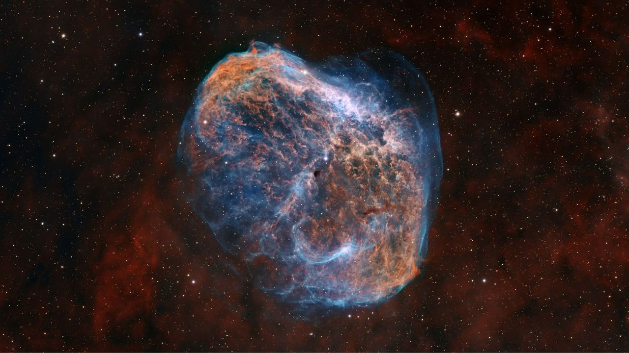 Astrophotographer captures jaw-dropping view of the Crescent Nebula