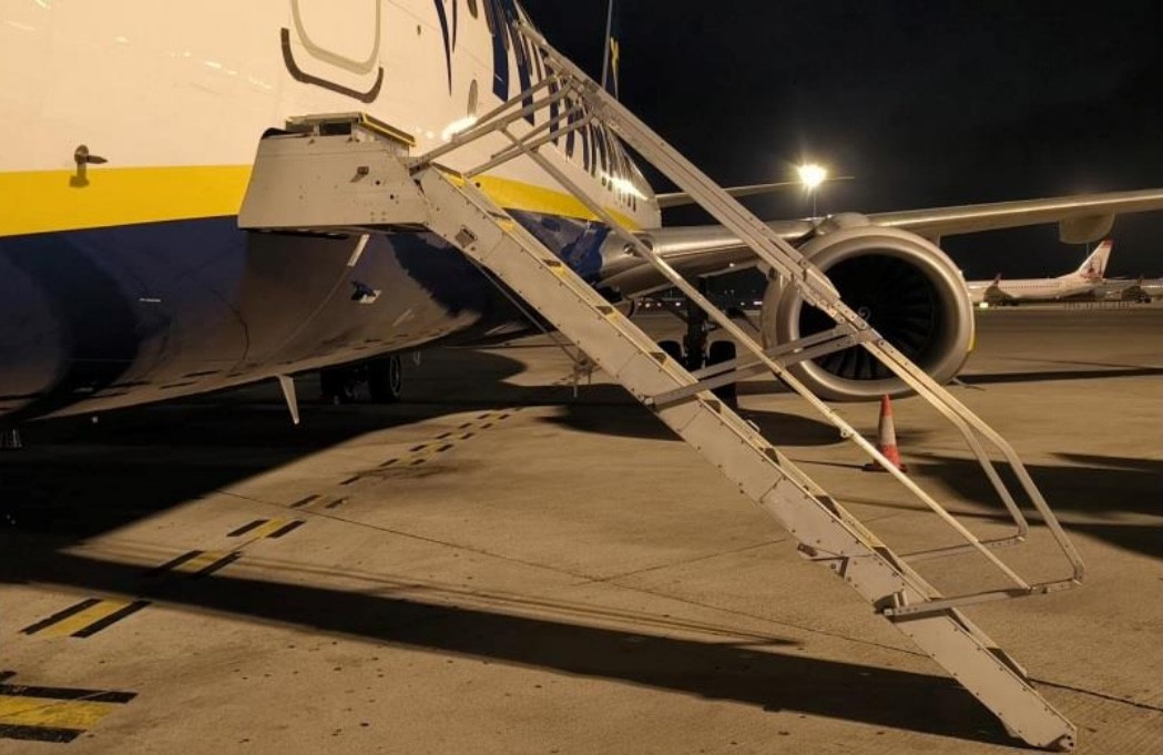 Ryanair amends disembarkation procedures as Italian study highlights disproportionate 737 airstair falls