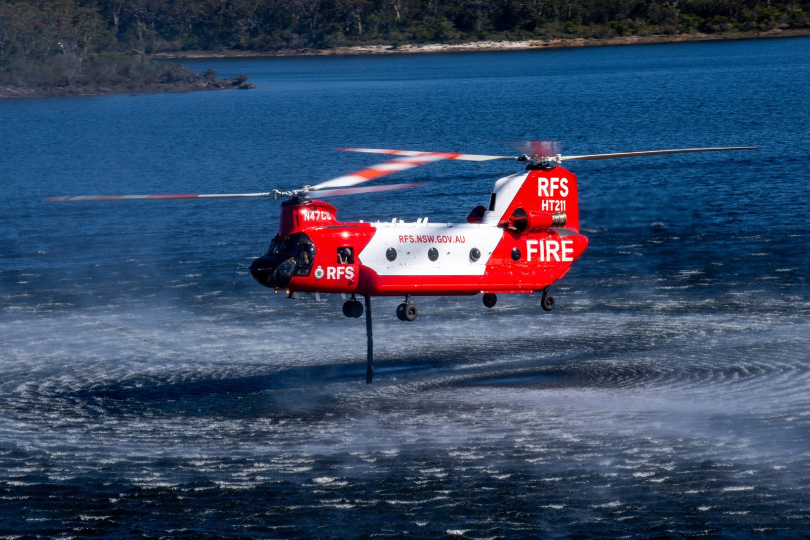 Australian Chinook brings France its first nighttime waterbombing capability