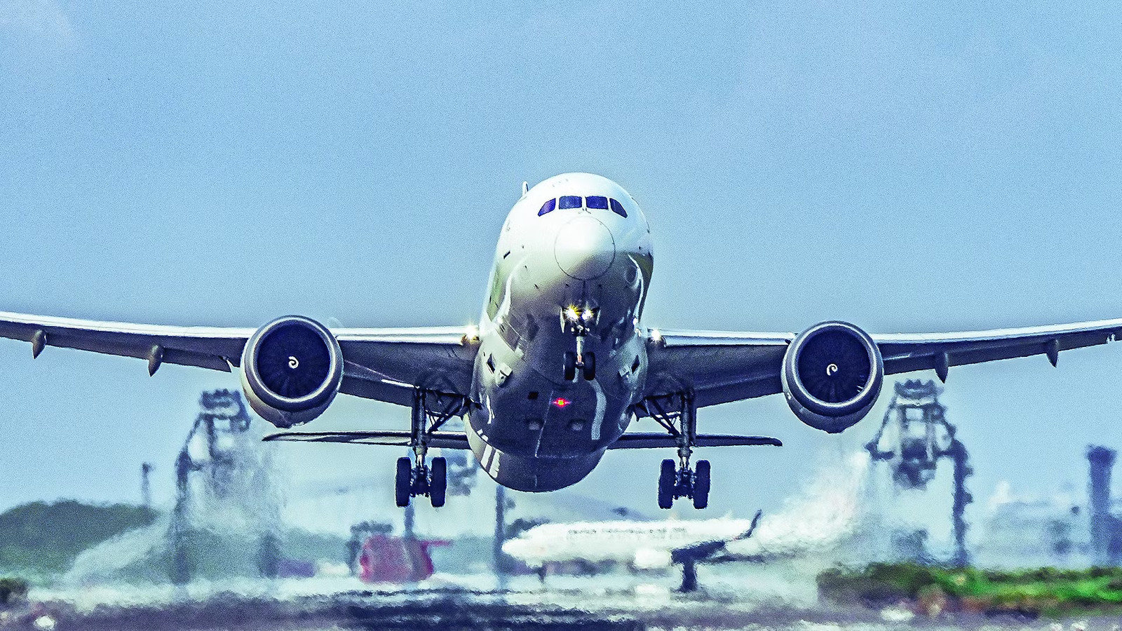 Max Power & Chaos: Why Some Retired Pilots Say Go-Around Procedures Need Rethinking