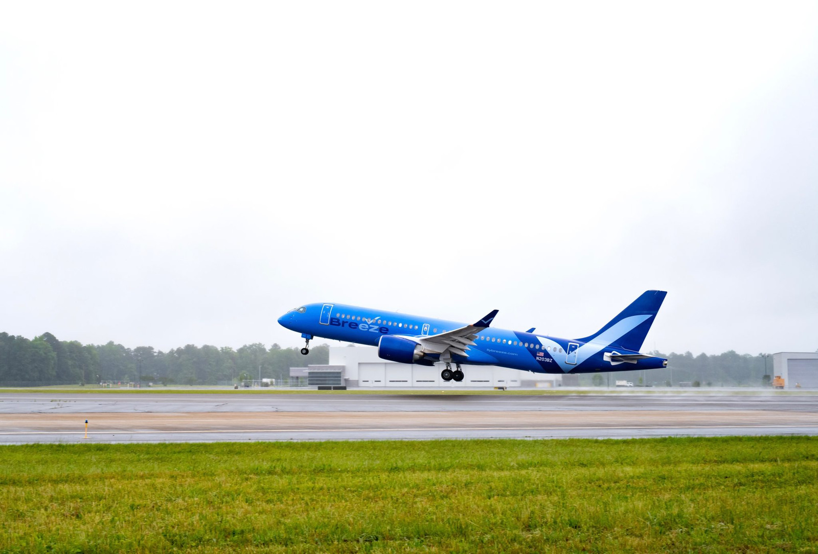 Breeze urges FAA to bar legacy carriers from buying defunct Spirit’s slots